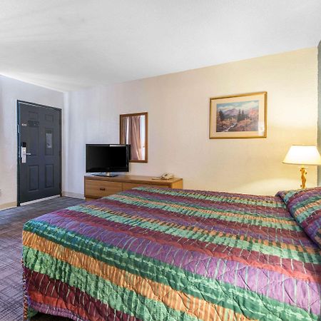 Rodeway Inn & Suites Колорадо-Спрінгз Екстер'єр фото