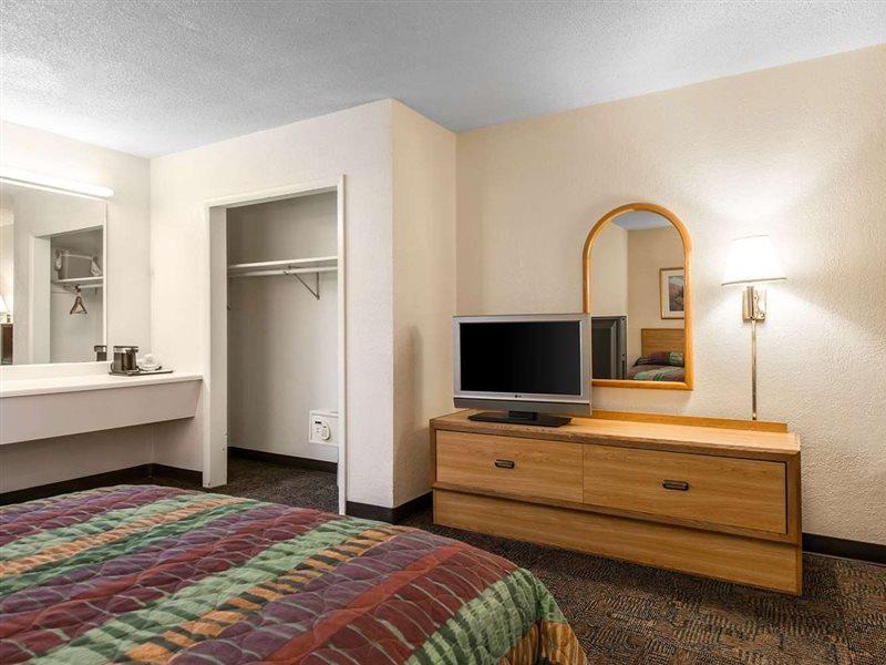 Rodeway Inn & Suites Колорадо-Спрінгз Екстер'єр фото