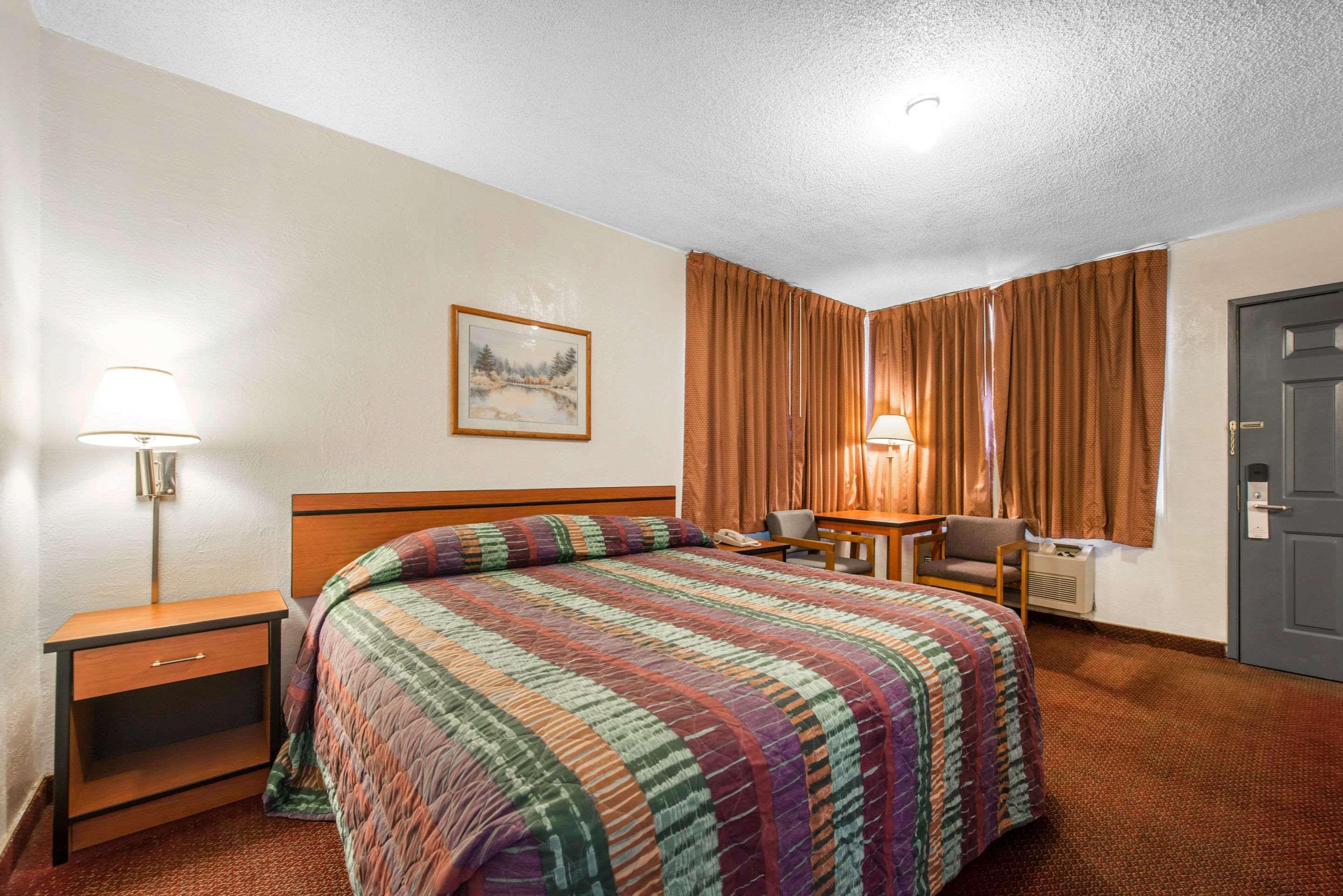Rodeway Inn & Suites Колорадо-Спрінгз Екстер'єр фото